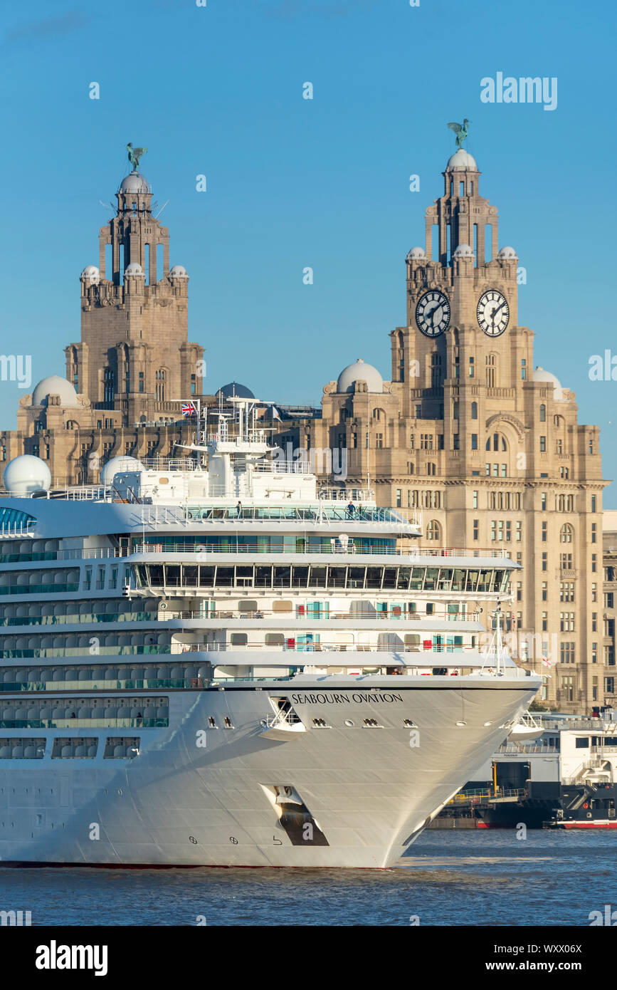 Liverpool waterfront in der Abendsonne mit Cruise lner Seabourn Ovation. Das königliche Leben Gebäude. Stockfoto