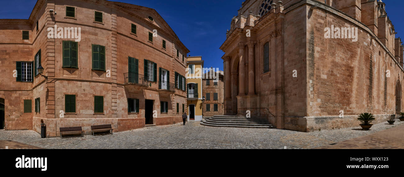 Panoramablick auf den alten Mann mit Stock zu Fuß vorbei Eingang zur Kathedrale von Ciutadella, Menorca Stockfoto