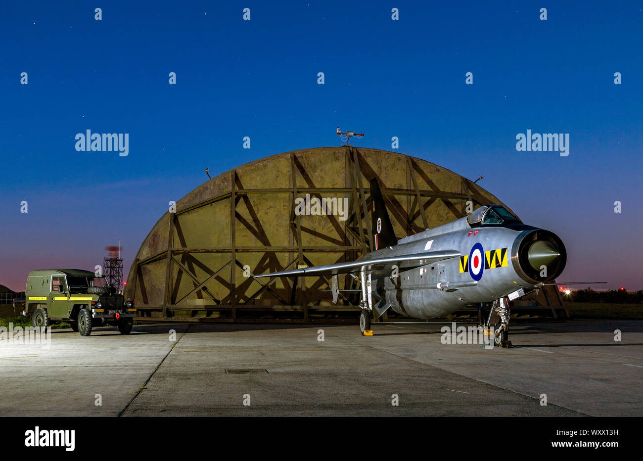 RAF Blitz XR768, nightshoot in Cornwall Aviation Heritage Center während der 'Blaue Stunde' Stockfoto