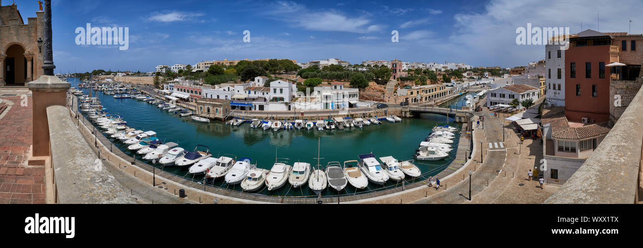 Der Parc de la Ciutadella, Menorca, Juli 8th, 2019: Panoramablick auf Yachten in Ciutadella Hafen festgemacht Stockfoto