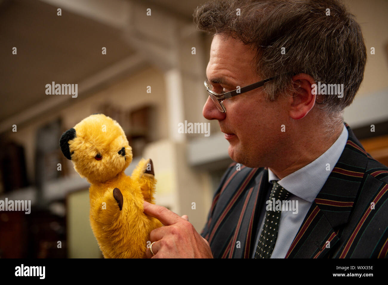 Versteigerer Charles Hanson mit einem original Rußigen TV Marionette, die hatte die itting in einer Box für 40 Jahre' und konnte Fetch über?? 1000 Wenn Sie sich für Auktion an Hansons Auktionatoren in Derbyshire am Donnerstag geht. Bild Datum: 18/09/19. Tina Stewart beschlossen, das Objekt zu verkaufen, nachdem der Eigentümer der Rußigen zeigen, Richard Cadell, ihr von seinen Wert erklärte nach einem Treffen mit ihr und ihren 6-jährigen Sohn Kyle nach einer Live Show. Frau Stewart war der TV Stütze durch die ursprünglichen Erfinder der Rußigen, Harry Corbett, der war ein guter Freund von ihrem Vater gegeben, pensionierter Biologielehrer Paul Mouncey. Siehe PA Geschichte Verkauf Soo Stockfoto