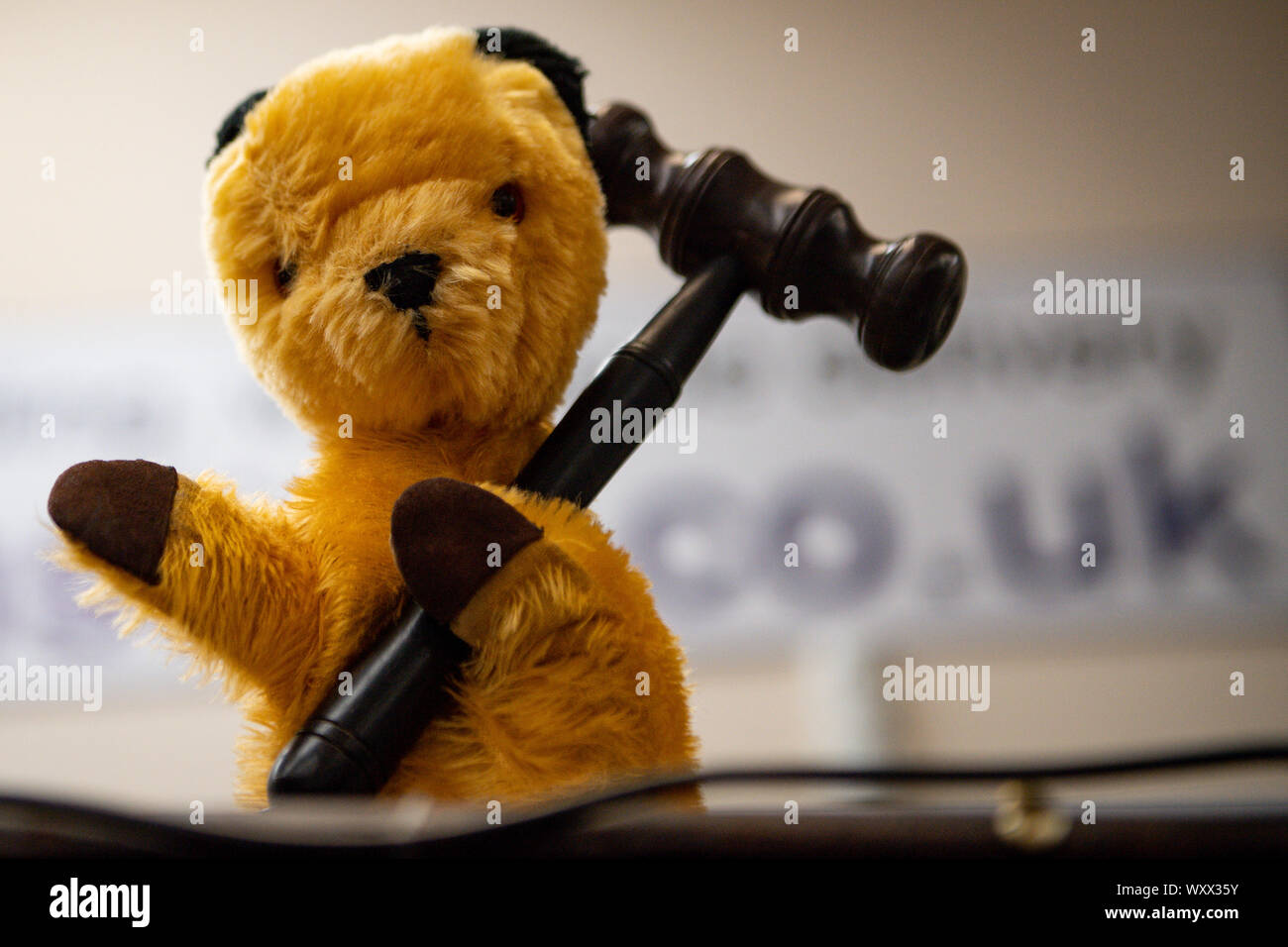 Ein original Rußigen TV Marionette, die hatte die itting in einer Box für 40 Jahre' und konnte Fetch über?? 1000 Wenn es geht oben für Auktion an Hansons Auktionatoren in Derbyshire am Donnerstag. Bild Datum: 18/09/19. Tina Stewart beschlossen, das Objekt zu verkaufen, nachdem der Eigentümer der Rußigen zeigen, Richard Cadell, ihr von seinen Wert erklärte nach einem Treffen mit ihr und ihren 6-jährigen Sohn Kyle nach einer Live Show. Frau Stewart war der TV Stütze durch die ursprünglichen Erfinder der Rußigen, Harry Corbett, der war ein guter Freund von ihrem Vater gegeben, pensionierter Biologielehrer Paul Mouncey. Siehe PA Geschichte Verkauf rußigen Etwall. Photo credit sollte Stockfoto