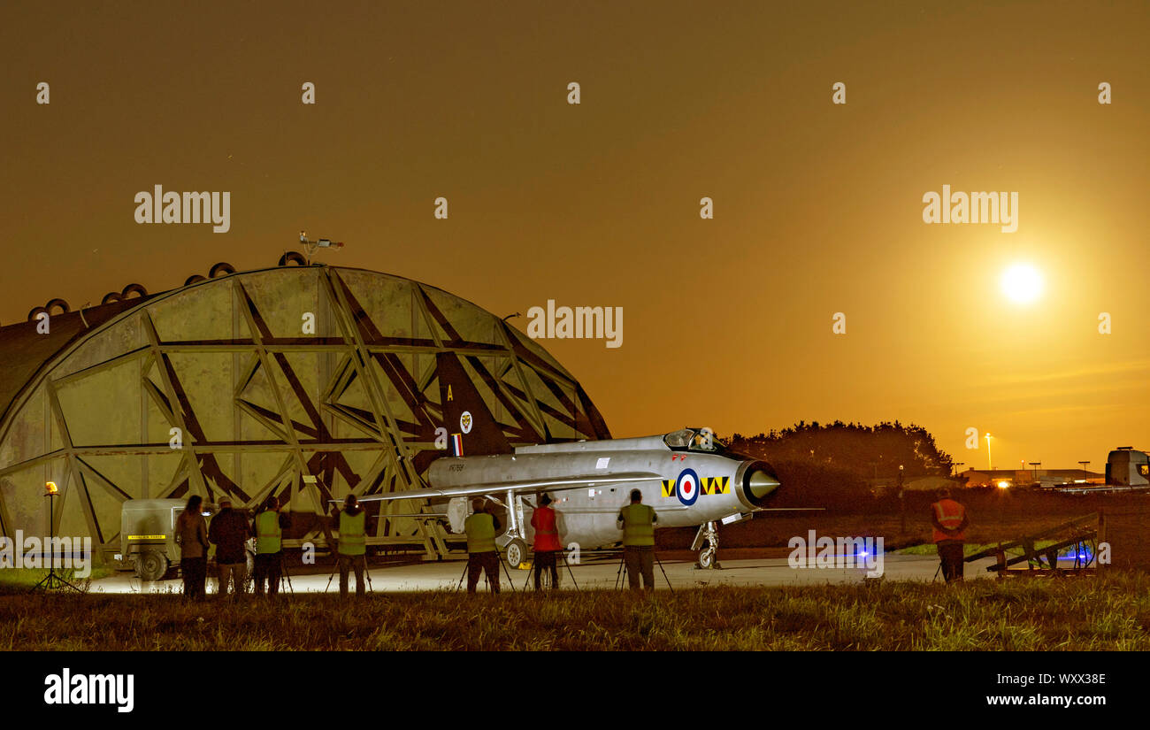RAF Blitz XR768, Land Rover und Luftfahrt Fotografen, an einem nightshoot in Cornwall AHC bei Vollmond oft steigen, wie Ernte oder Mais Mond bekannt Stockfoto