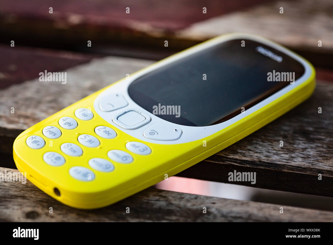 Prag, Tschechische Republik, 14. September 2019: Handy Nokia 3310 Gelb auf Tisch Stockfoto