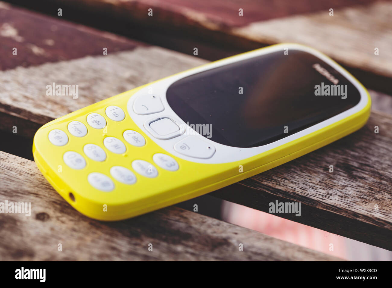 Prag, Tschechische Republik, 14. September 2019: Handy Nokia 3310 Gelb auf Tisch Stockfoto