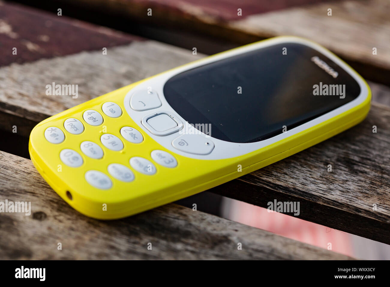 Prag, Tschechische Republik, 14. September 2019: Handy Nokia 3310 Gelb auf Tisch Stockfoto