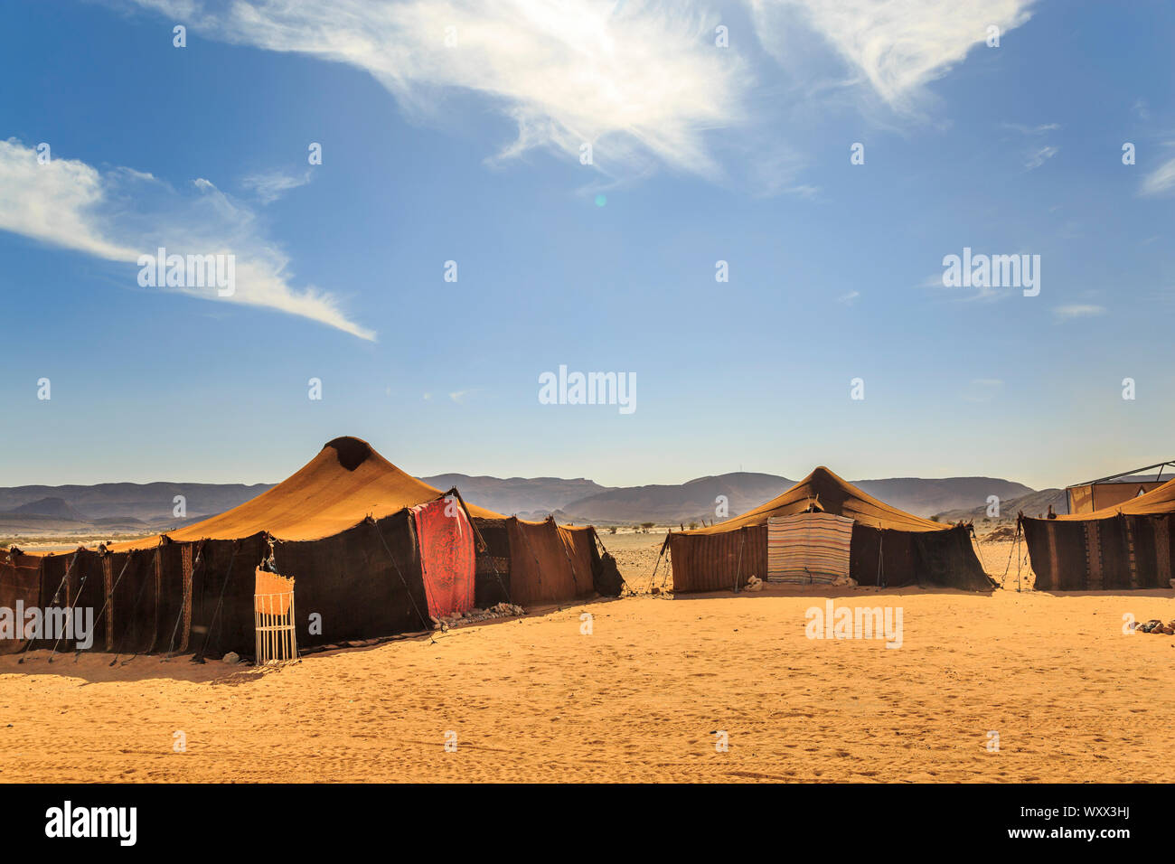 Blick auf Beduinenzelt mit klaren blauen Himmel über es Stockfoto