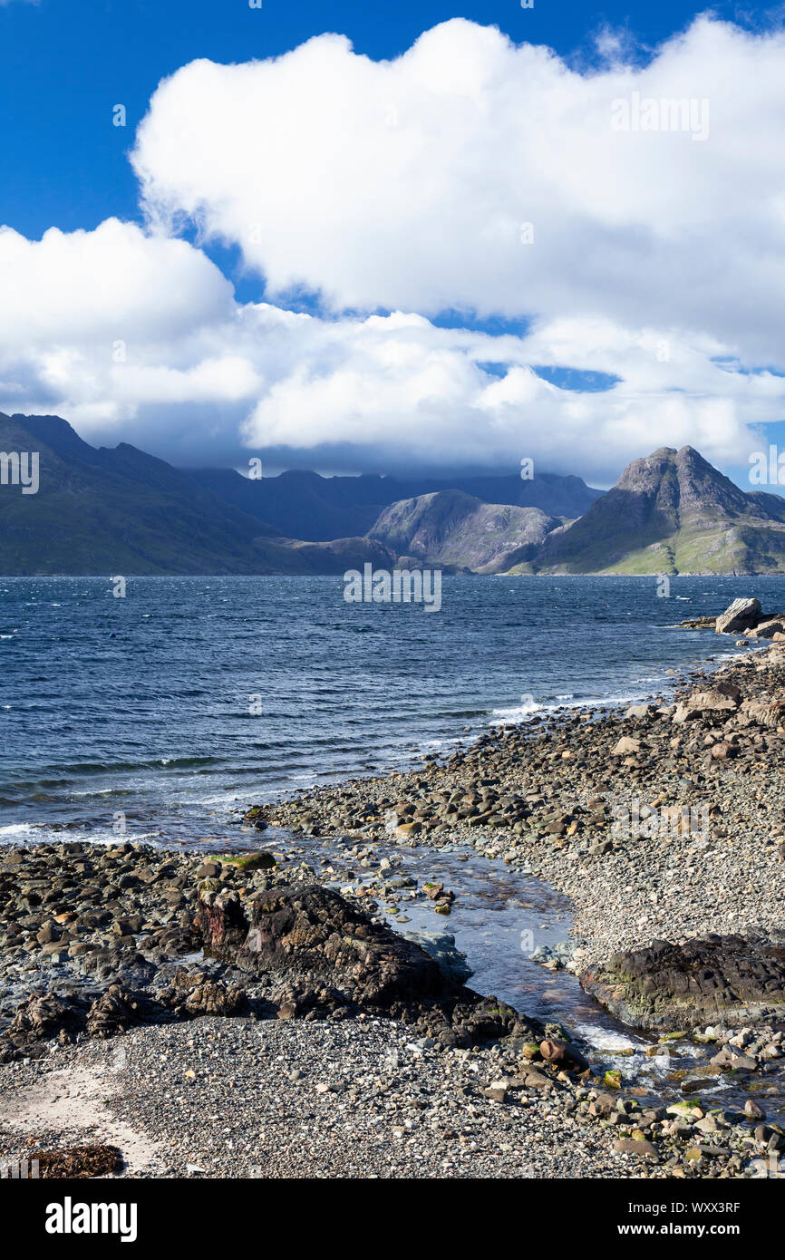 Großbritannien, Schottland, Innere Hebriden, Isle of Skye, Elgol, Loch Scavaig mit Black Cuillin Hills dahinter Stockfoto