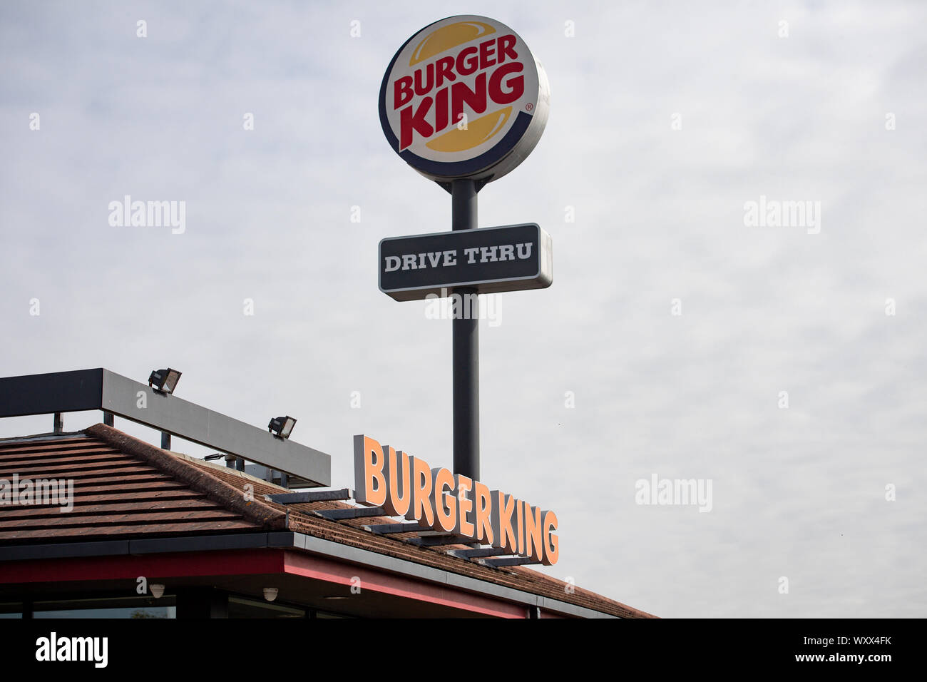 Auf 0001 Donnerstag, 19. September ein Zeichen für ein Laufwerk für Burger King thru Restaurant ein Embargo verhängt. Die Fast-Food-Kette hat angekündigt, dass sie alle Kunststoff Spielzeug aus seiner Kinder Mahlzeiten in Großbritannien von Donnerstag serviert schätzungsweise 320 Tonnen Abfall jährlich zu speichern. PA-Foto. Bild Datum: Mittwoch, September 18, 2019. Burger King sagte, daß die Bewegung Teil eines umfassenderen Engagements seiner Verwendung von Kunststoff zu verringern, und zugegeben es war Schnurrte von Southampton Schwestern Ella und Caitlin Mcewans Petition gegen den Einsatz von Plastik Spielzeug in den Mahlzeiten der Kinder. Siehe PA Geschichte VERBRAUCHER BurgerKing. Foto credi Stockfoto