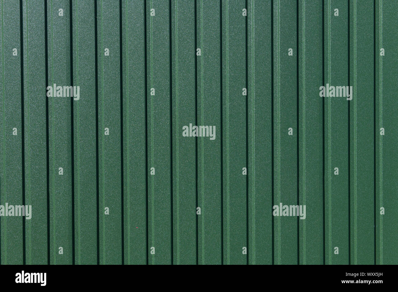 Grün Metall gestreifte Oberfläche. Bunte Zaun mit vertikalen Linien. Leeren Hintergrund mit kopieren. Im Bau. Lineare Hintergrund. Stockfoto