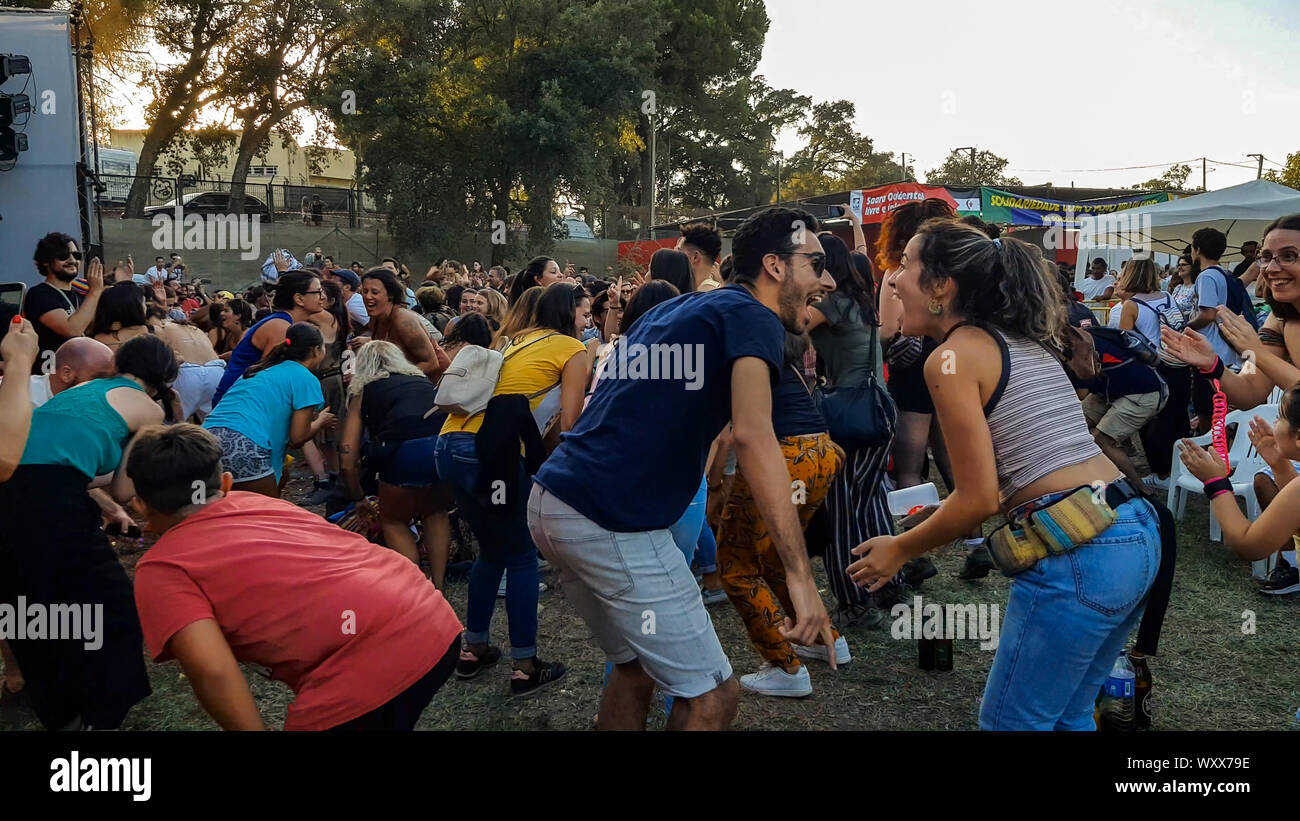 Lissabon, Portugal - ca. September 2019: Glückliche Menschen tanzen im freien Fall Stockfoto