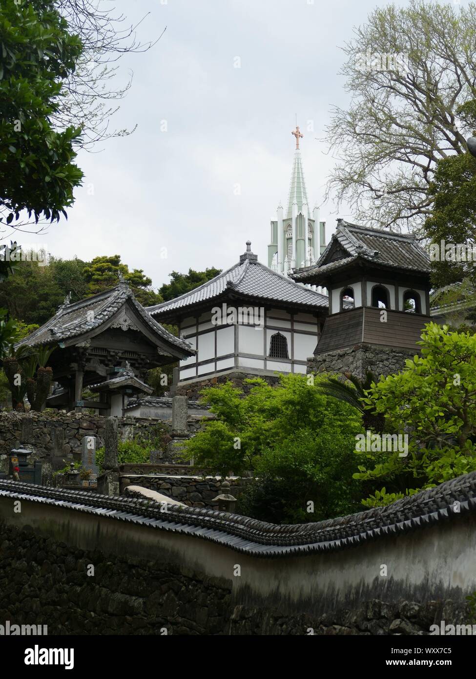 Hl. Franz Xaver Kirche hinter Zuiun-ji-Tempel und Kômyô-ji-Tempel in Hirado Town, Japan Stockfoto