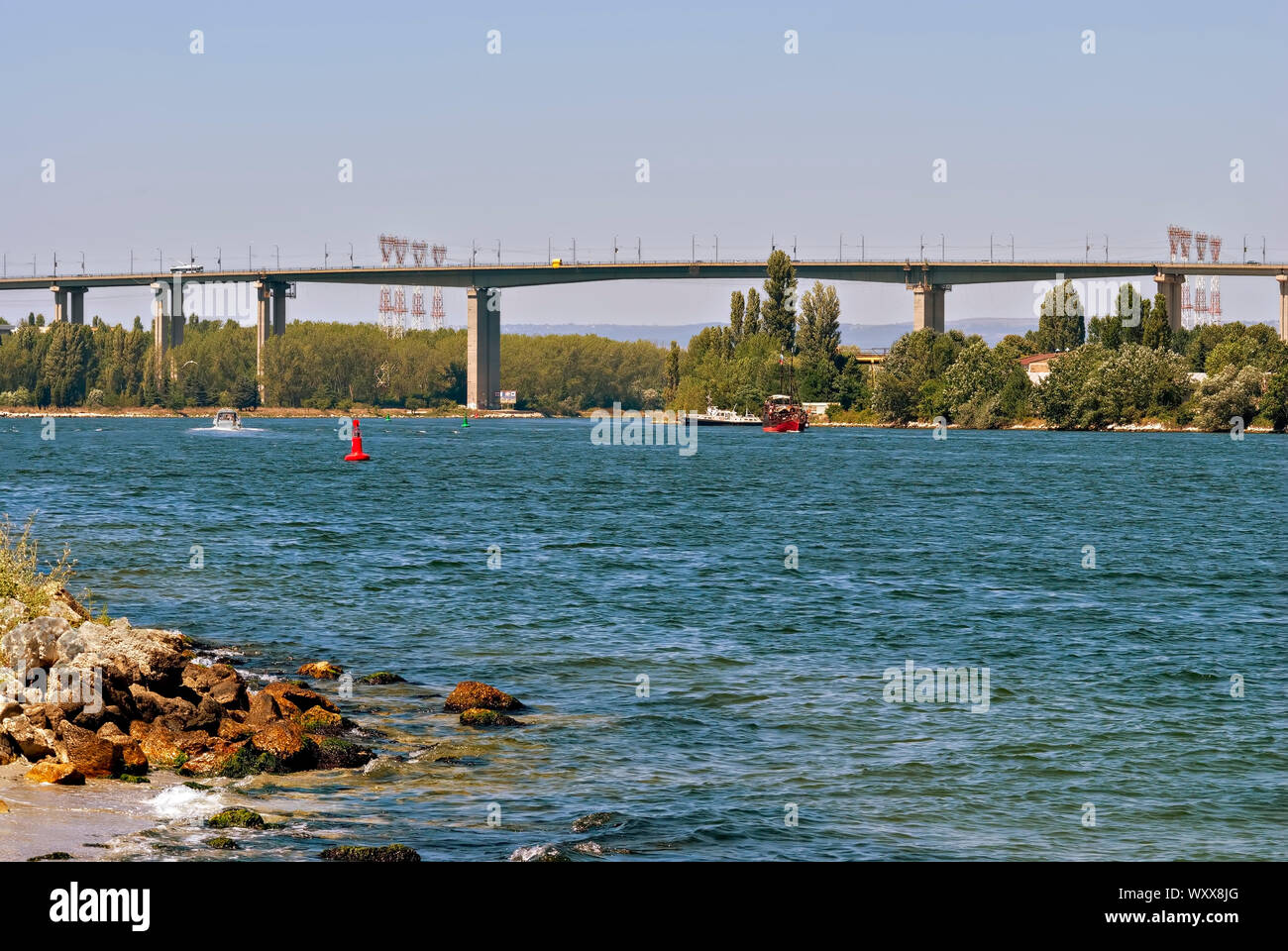 Brücke über einem schiffbaren Kanal; Varna Bulgarien; Stockfoto