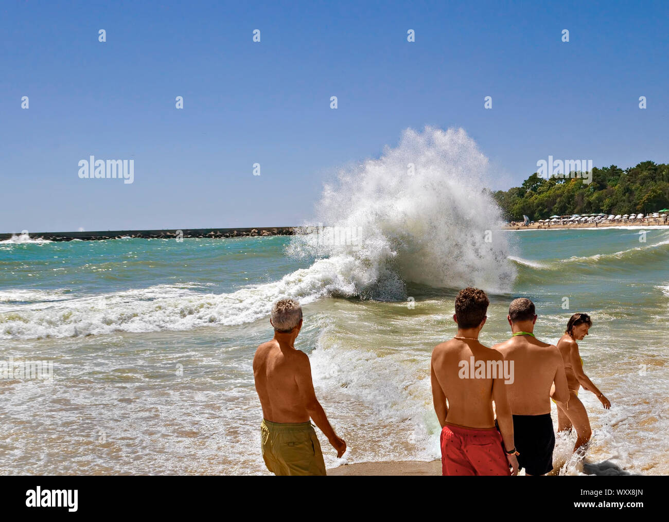 Riesige Wellen im Meer am Strand in der Nähe von Varna Bulgarien; Stockfoto