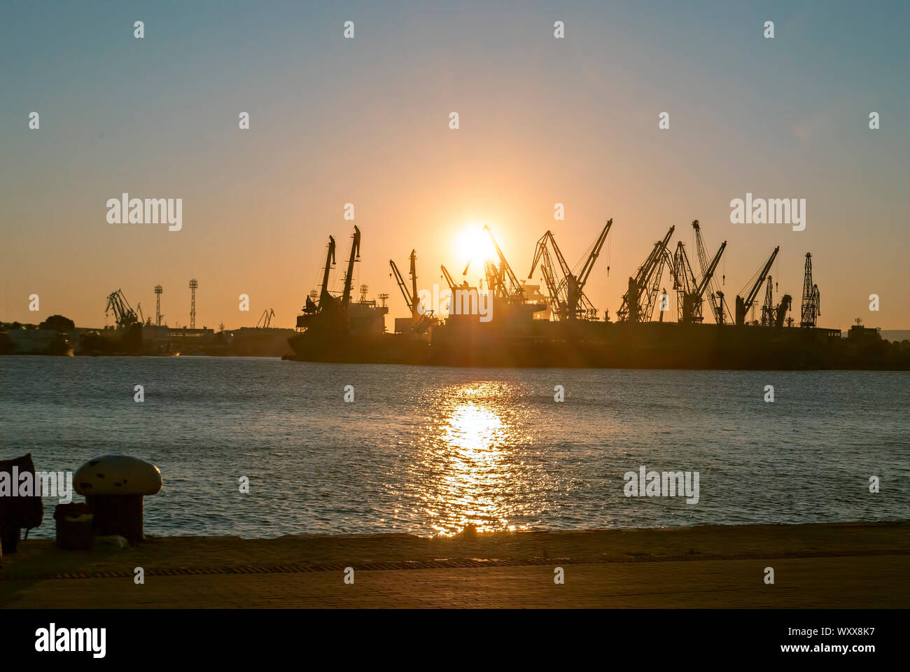 In der Abenddämmerung auf der Pier; Varna, Bulgarien; Stockfoto