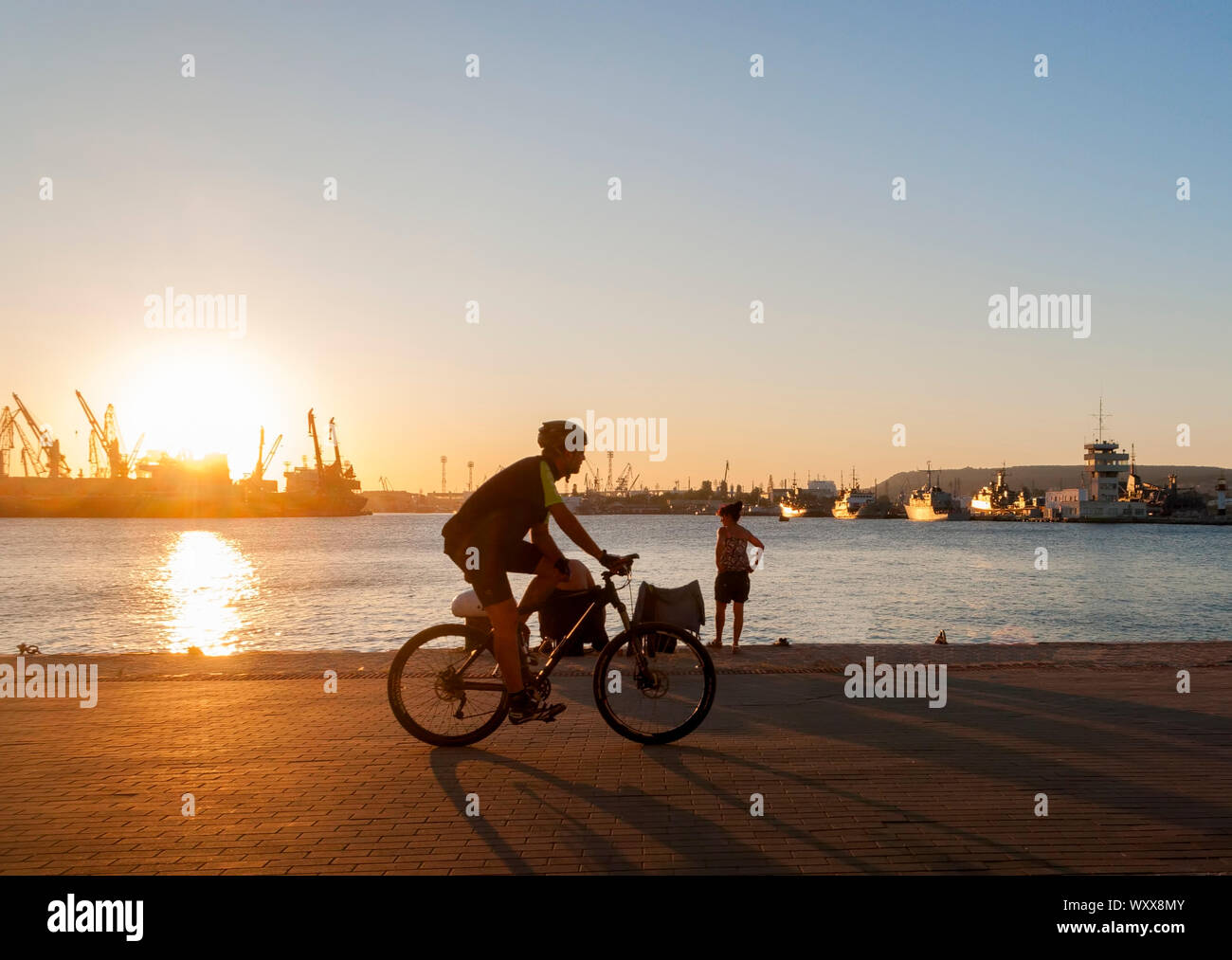 In der Abenddämmerung auf dem Pier Varna Bulgaria Europe, Stockfoto