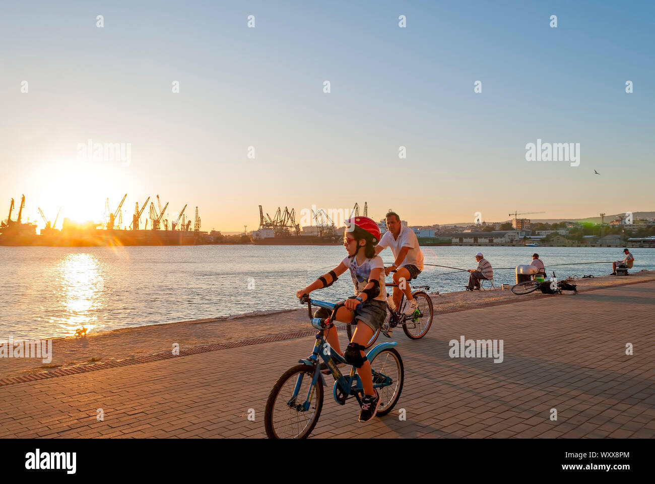 In der Abenddämmerung auf dem Pier Varna Bulgaria Europe, Stockfoto