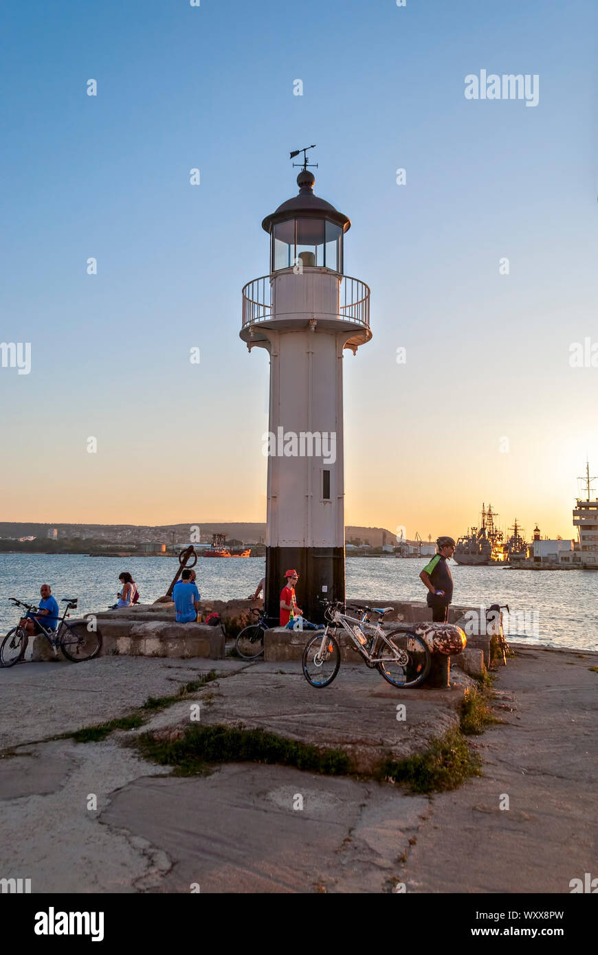 In der Abenddämmerung auf dem Pier Varna Bulgaria Europe, Stockfoto