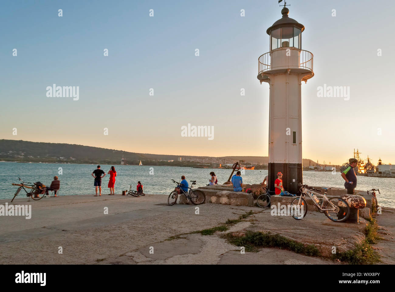 In der Abenddämmerung auf dem Pier Varna Bulgaria Europe, Stockfoto