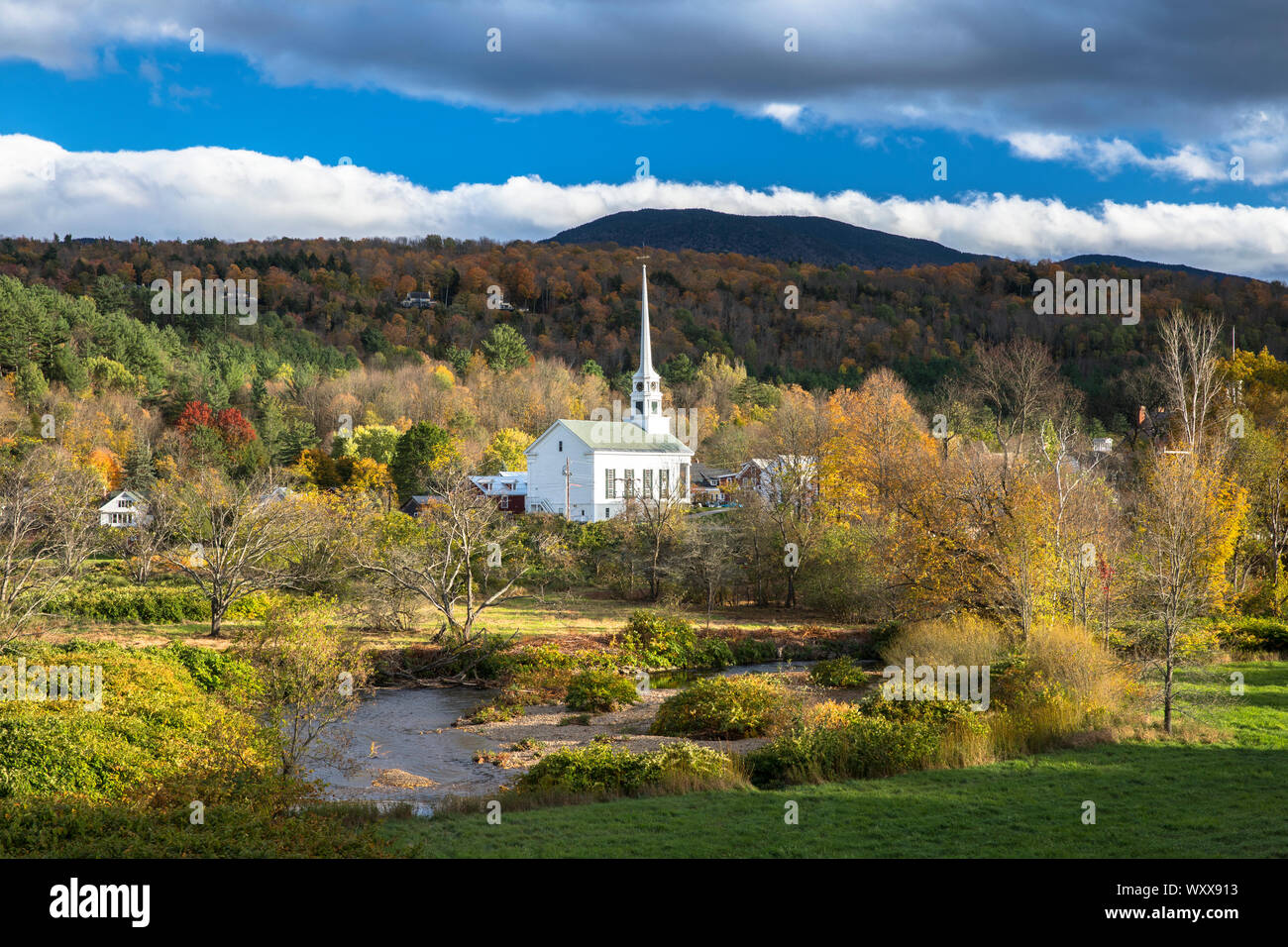 Typische Neu-england-Szene - Stowe Kirche in eine Landschaft von falllaub Farben in Vermont, USA Stockfoto
