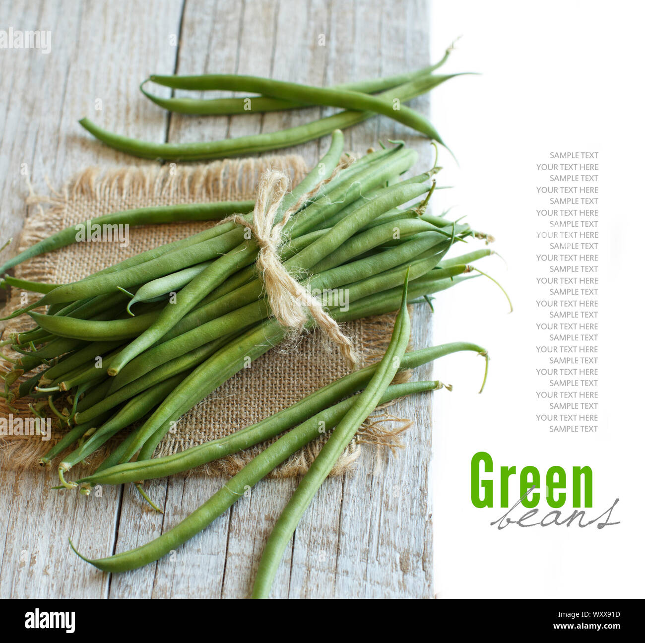 Frische grüne Bohnen auf einem hölzernen Hintergrund Stockfoto