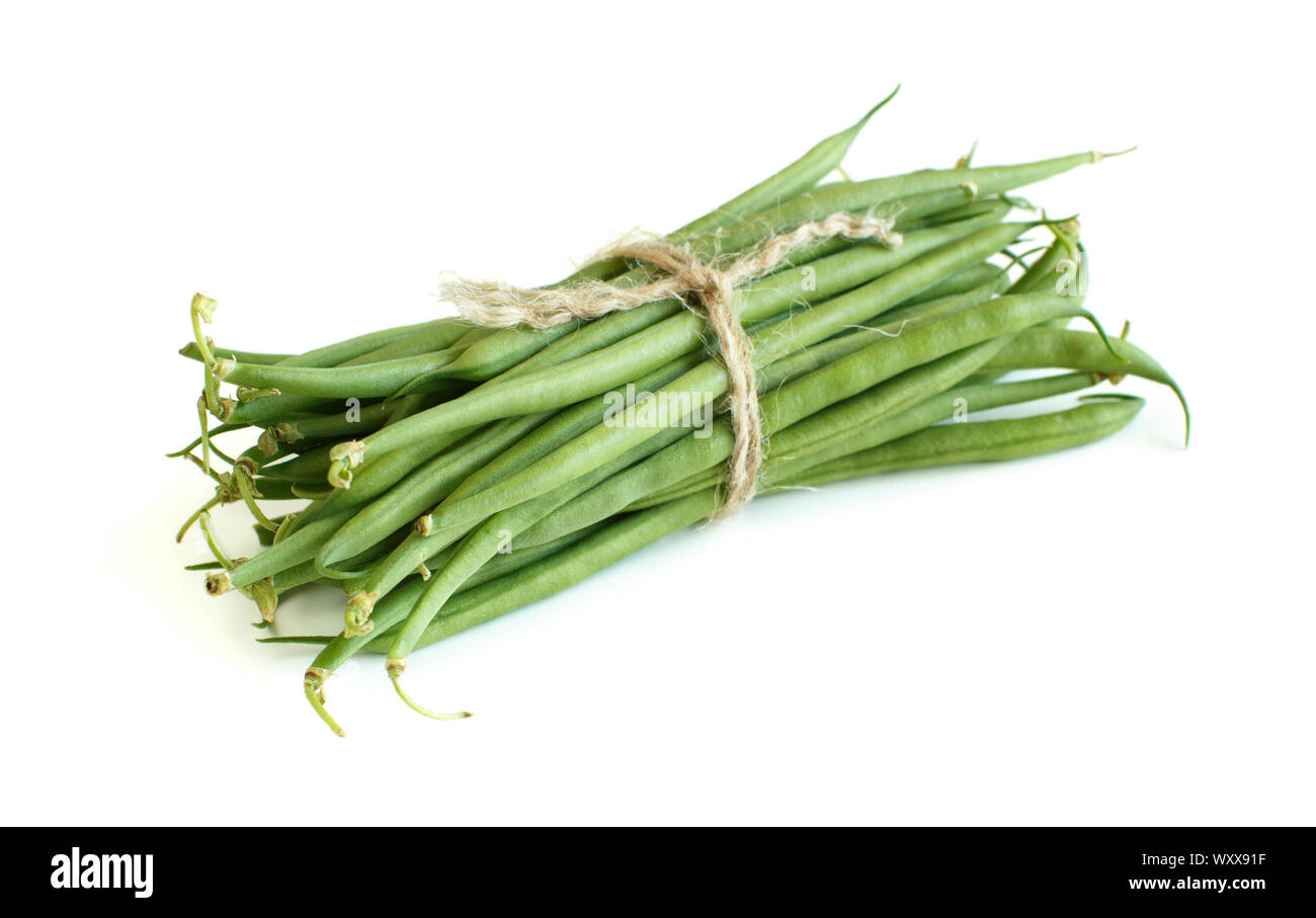 Grüne Bohnen auf weißem Hintergrund Stockfoto