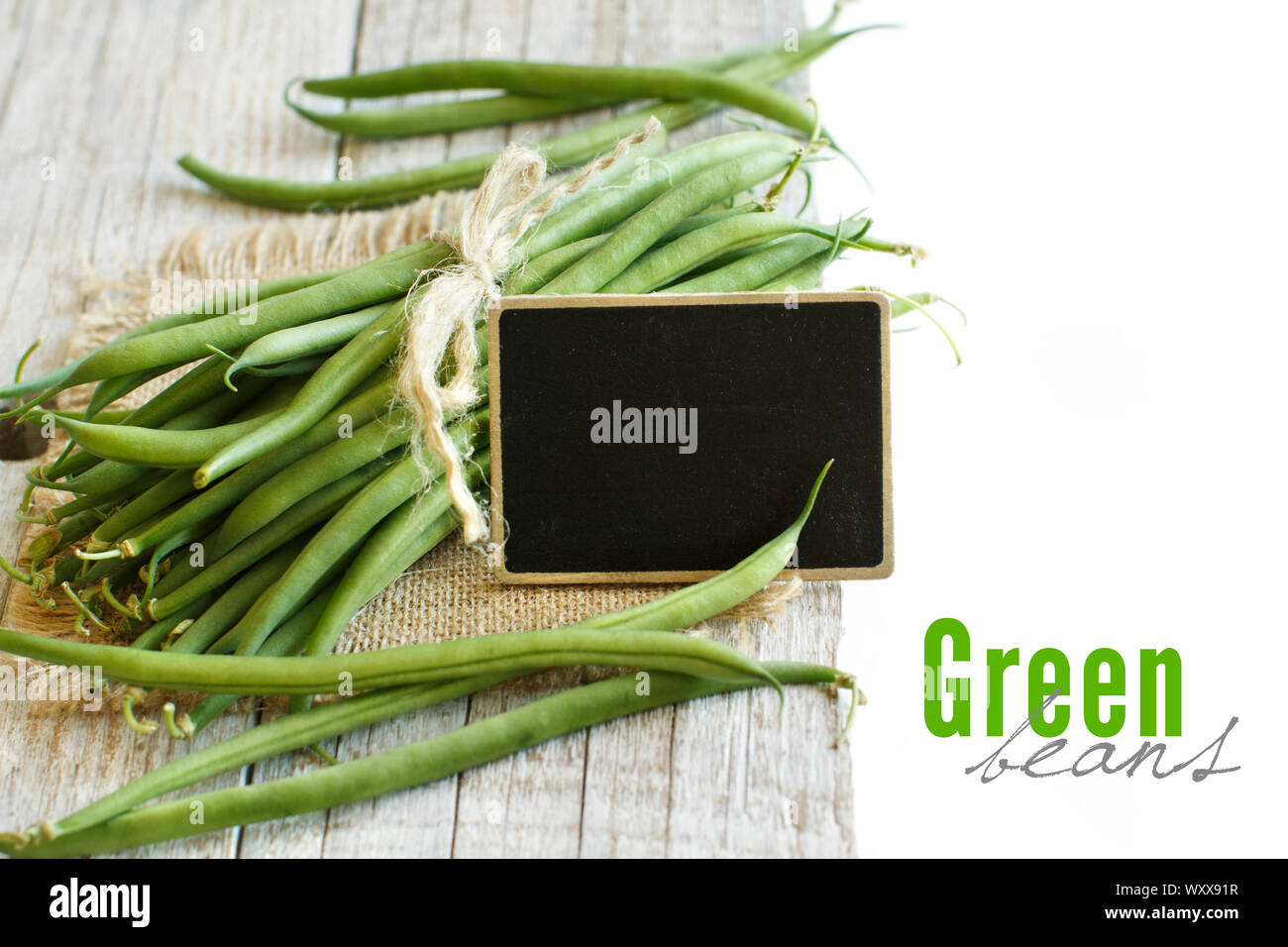 Frische grüne Bohnen auf einem hölzernen Hintergrund Stockfoto