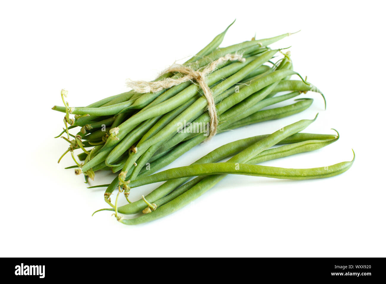 Grüne Bohnen auf weißem Hintergrund Stockfoto