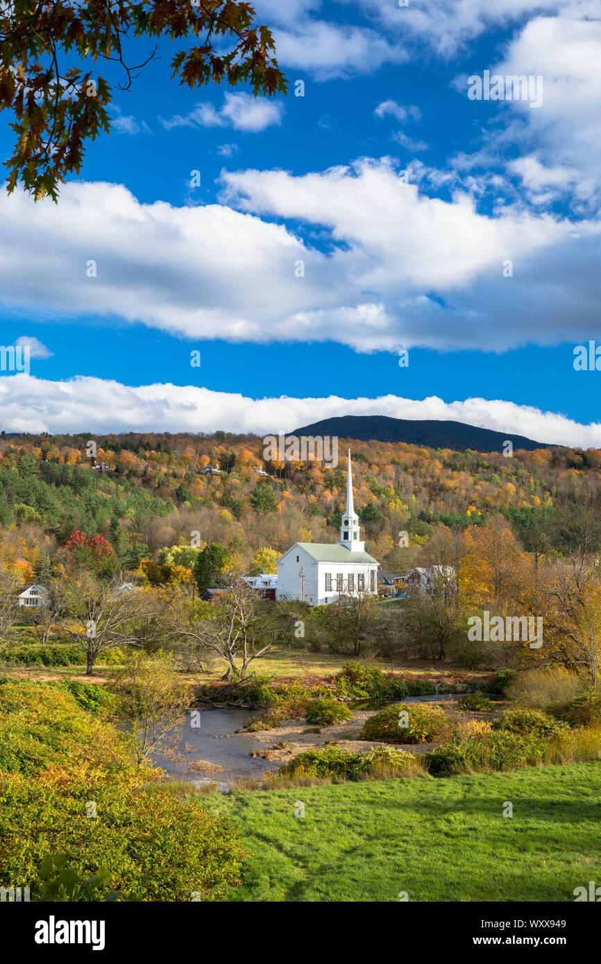 Typische Neu-england-Szene - Stowe Kirche in eine Landschaft von falllaub Farben in Vermont, USA Stockfoto