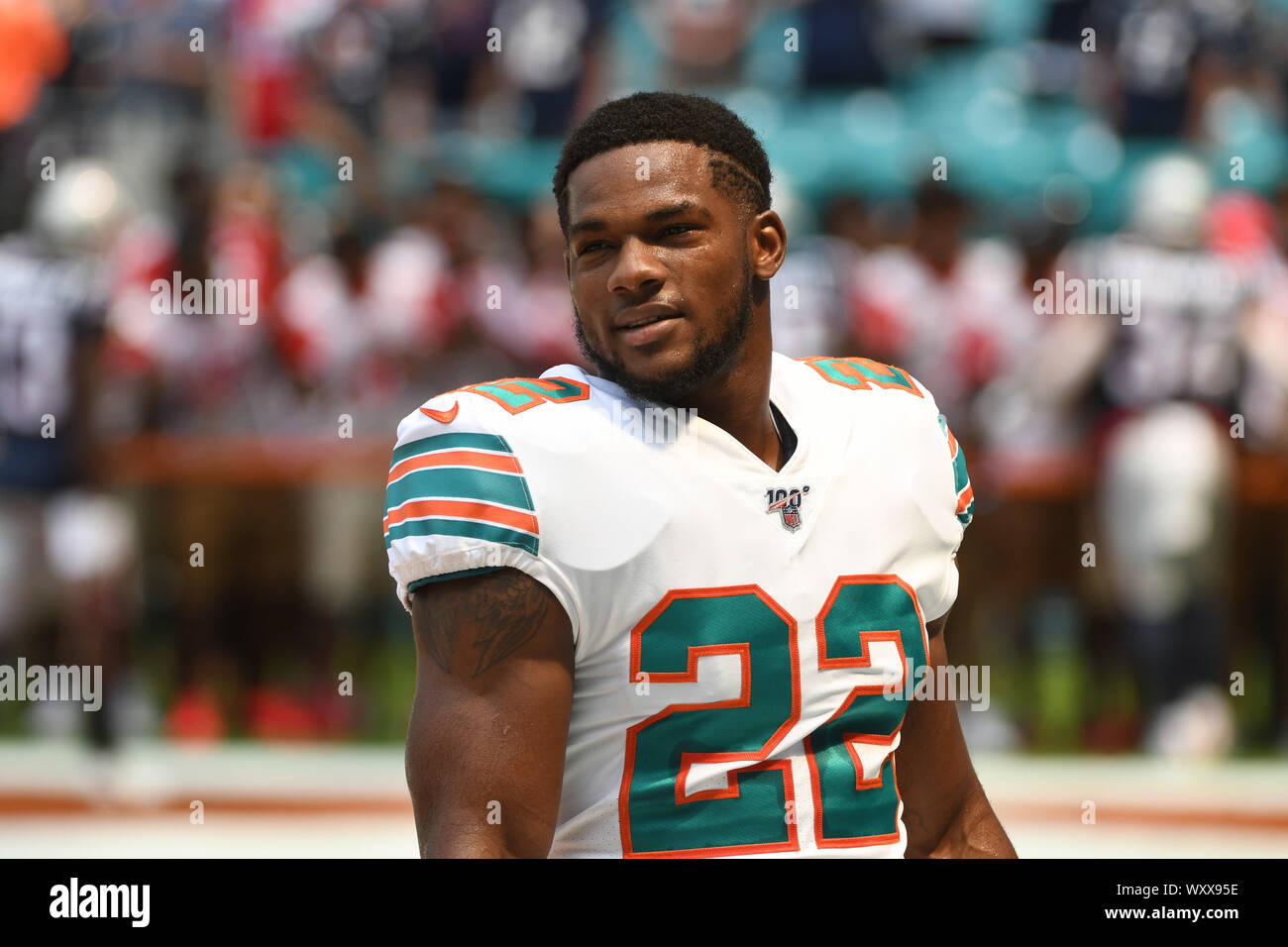 September 15, 2019: Mark Walton #22 von Miami vor dem NFL Football Spiel zwischen den Miami Dolphins und die New England Patriots im Hard Rock Stadion in Miami Gardens FL. Die Patrioten besiegt die Delphine 43-0. Stockfoto