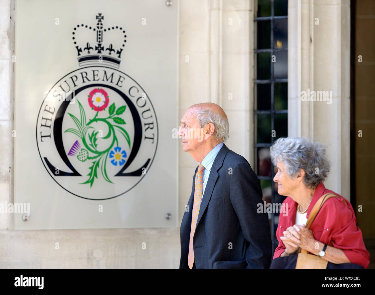 London, Großbritannien. 18 Sep, 2019. US-Justiz Stephen Breyer - Mitarbeiter des Obersten Gerichtshof der Vereinigten Staaten - gesehen aus der britischen Obersten Gericht in London mit seiner Frau nach dem zweiten Morgen der Fall gegen die Vertagung des Parlaments von Boris Johnson Credit: PjrFoto/Alamy leben Nachrichten Stockfoto