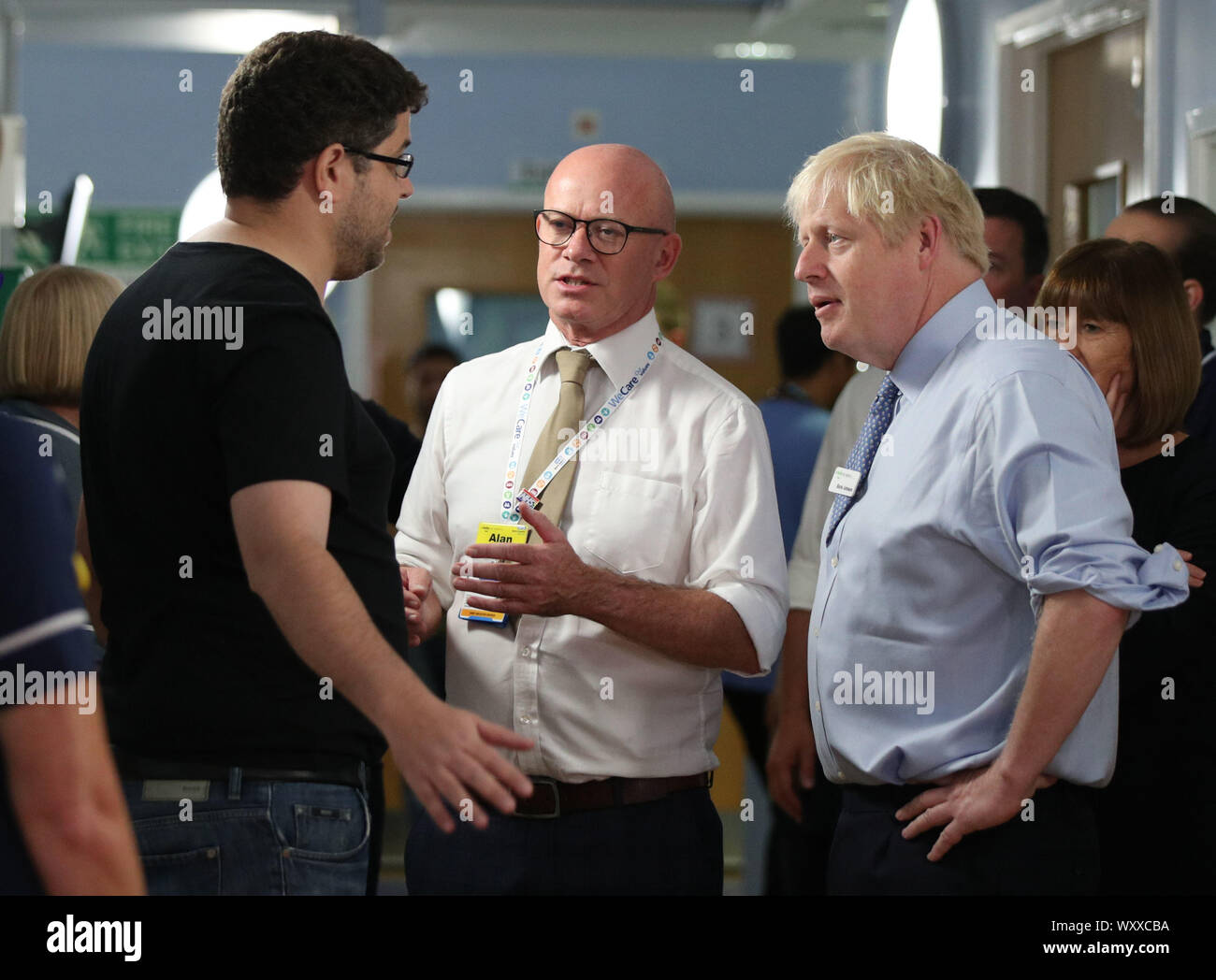 Weiterverbreitung, das Hinzufügen von Namen des Vaters. Omar Salem, dessen Tochter in Bezirk der Acorn childrens' behandelt wird, drückt seine Wut über Krankenhaus Wartezeiten an Premierminister Boris Johnson bei seinem Besuch in Whipps Cross University Hospital in Leytonstone, East London. Stockfoto