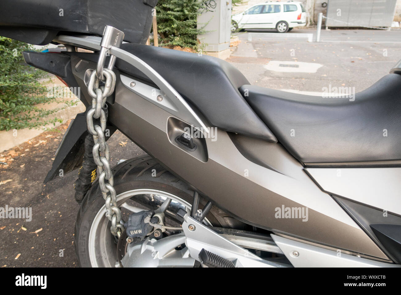 Motorrad Anti-Diebstahl-Kette mit Sicherheitsschloss Vorhängeschloss am  Hinterrad, Schutz gegen Diebstahl Stockfotografie - Alamy