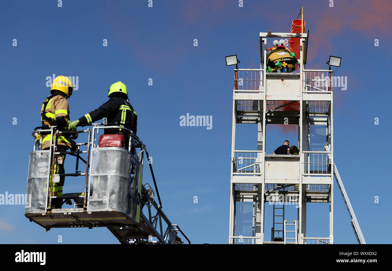 Rekruten eine Rettung Demonstration während einer Dublin Feuerwehr passing-Out Parade bei der Feuerwehr Training Center in Dublin. Stockfoto