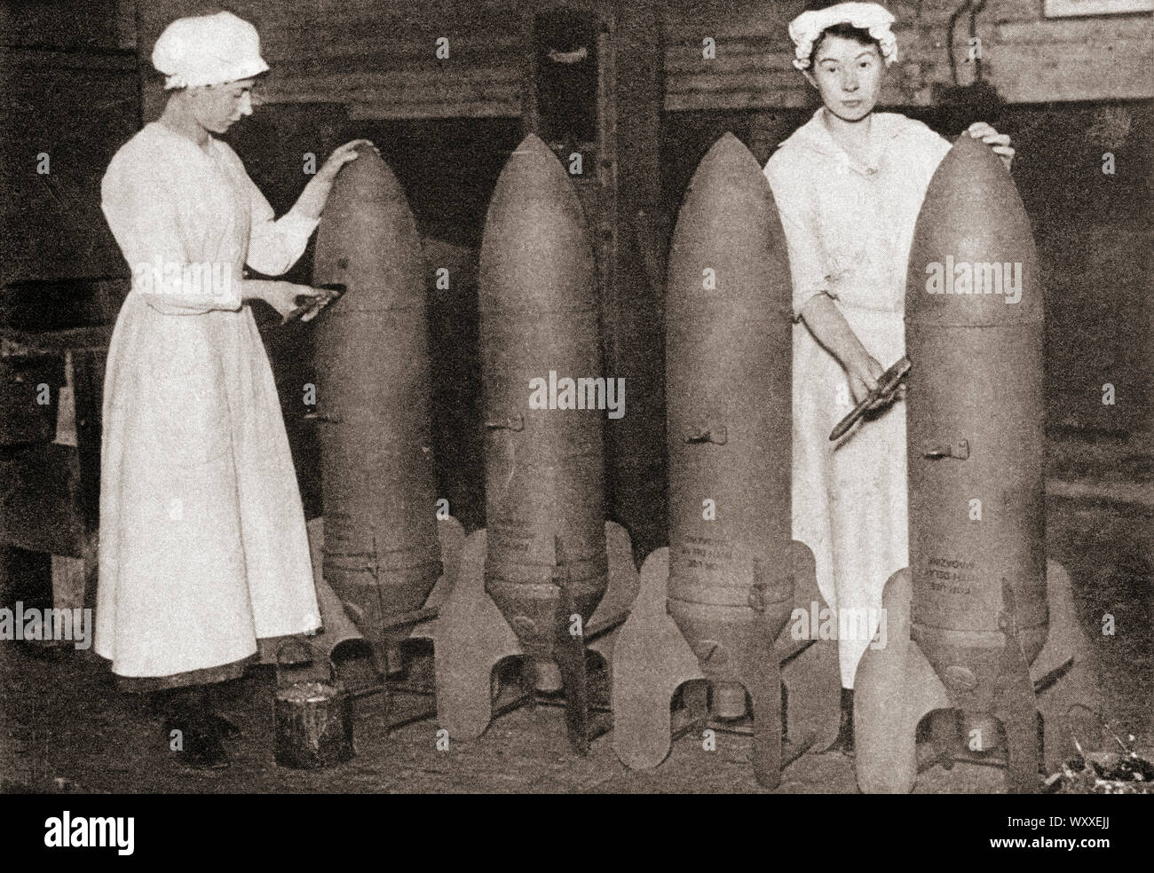 Frauen, eine Farbschicht auf Antenne Bomben während des Ersten Weltkrieges. Aus dem Festzug des Jahrhunderts, veröffentlicht 1934. Stockfoto