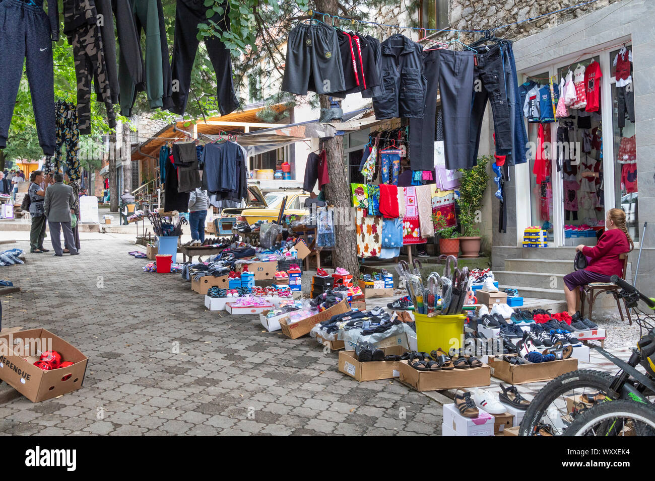 Marktstände in der Stadt Bajram Curri Im Valbona River Valley, Kukës County, im nordöstlichen Albanien, Stockfoto