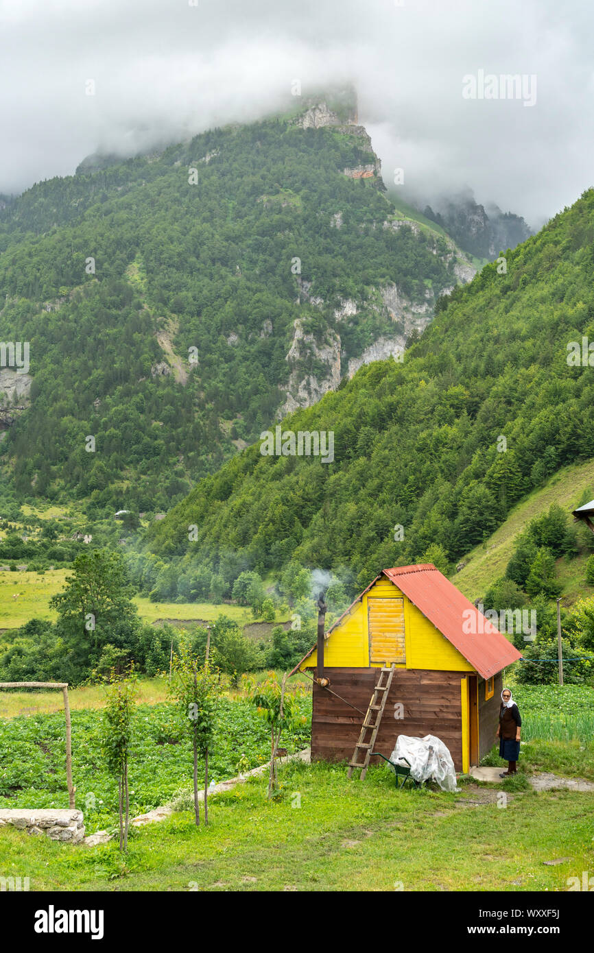 Das Leben in dem abgelegenen Dorf Çerem in den Albanischen Alpen, auch bekannt als die Verfluchten Berge, in der Valbone Valley National Park, North Eastern EIN Stockfoto