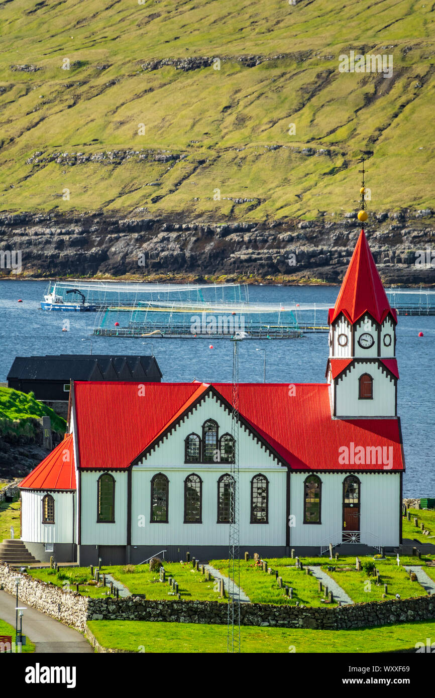 Lutherische Kirche mit roten Dach auf den Färöern, vertikalen Zusammensetzung entfernt Stockfoto