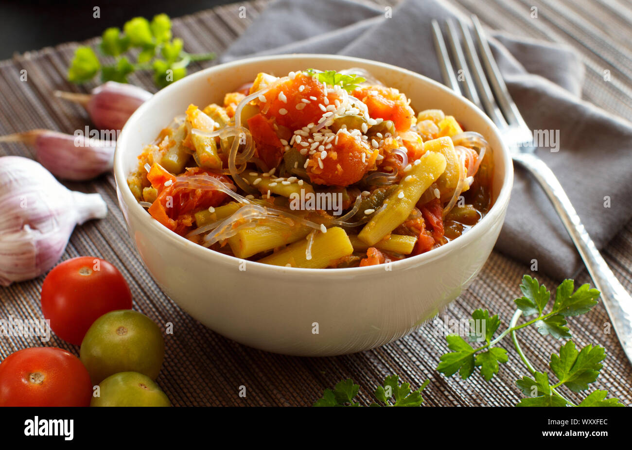 Reis Spaghetti mit Gemüse in einer Schüssel Nahaufnahme Stockfoto