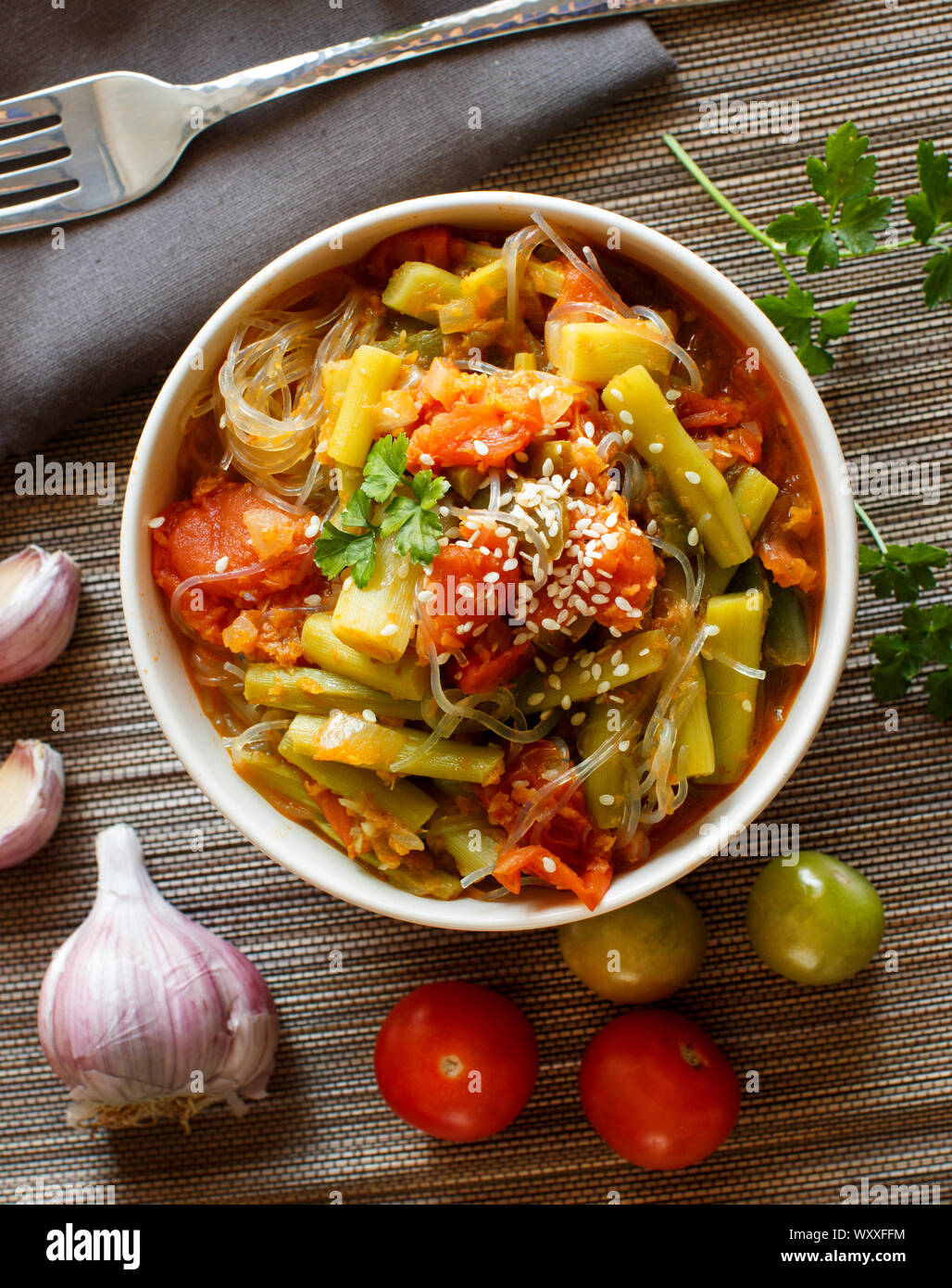 Reis Spaghetti mit Gemüse in einer Schüssel, Ansicht von oben Stockfoto
