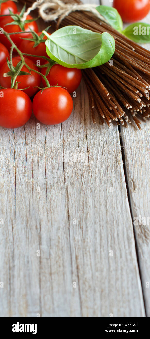 Roggen-vollkornmehl Spaghetti, Tomaten und Kräutern auf Holz Stockfoto