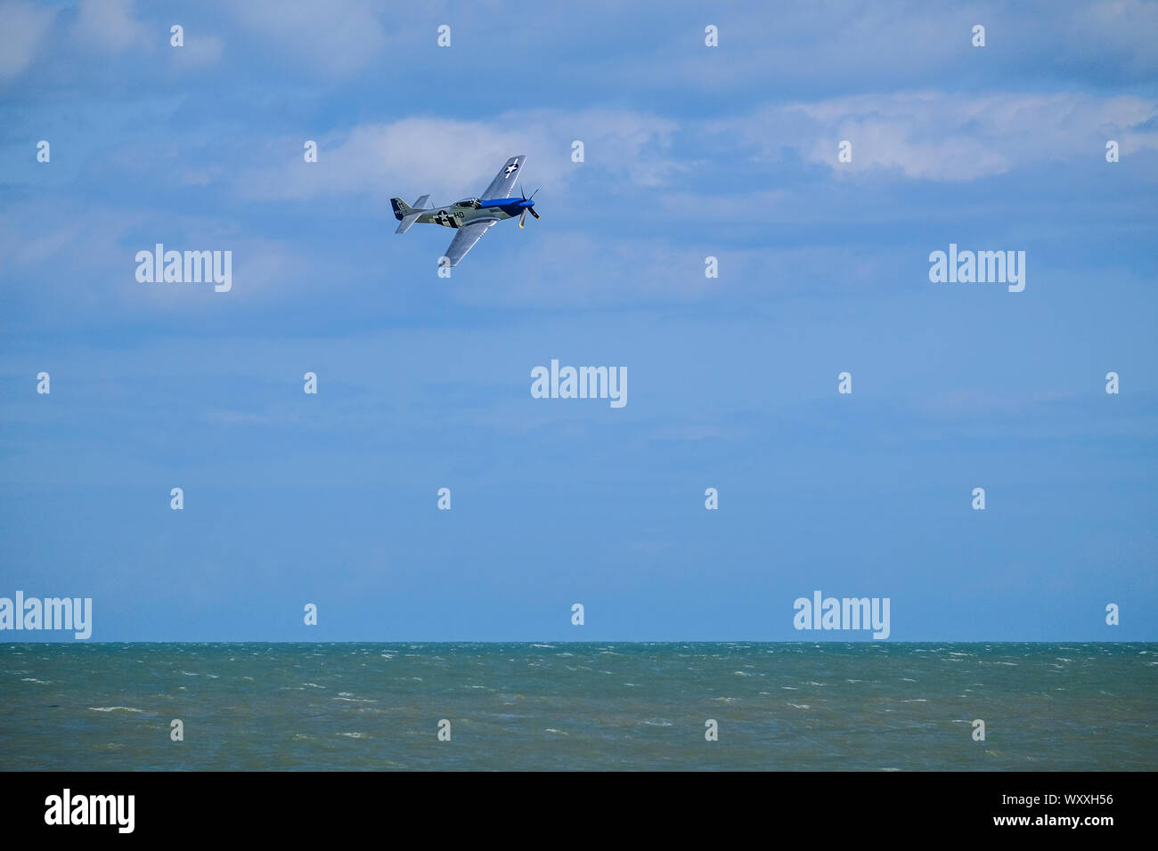 P-51 Mustang Tiefflug über dem Meer. Stockfoto