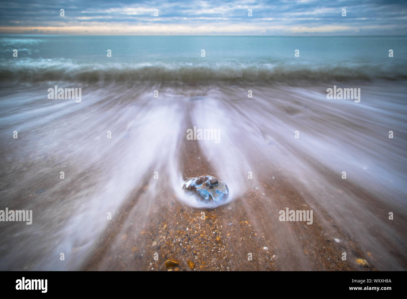 Wellen zurück Zurück Stockfoto