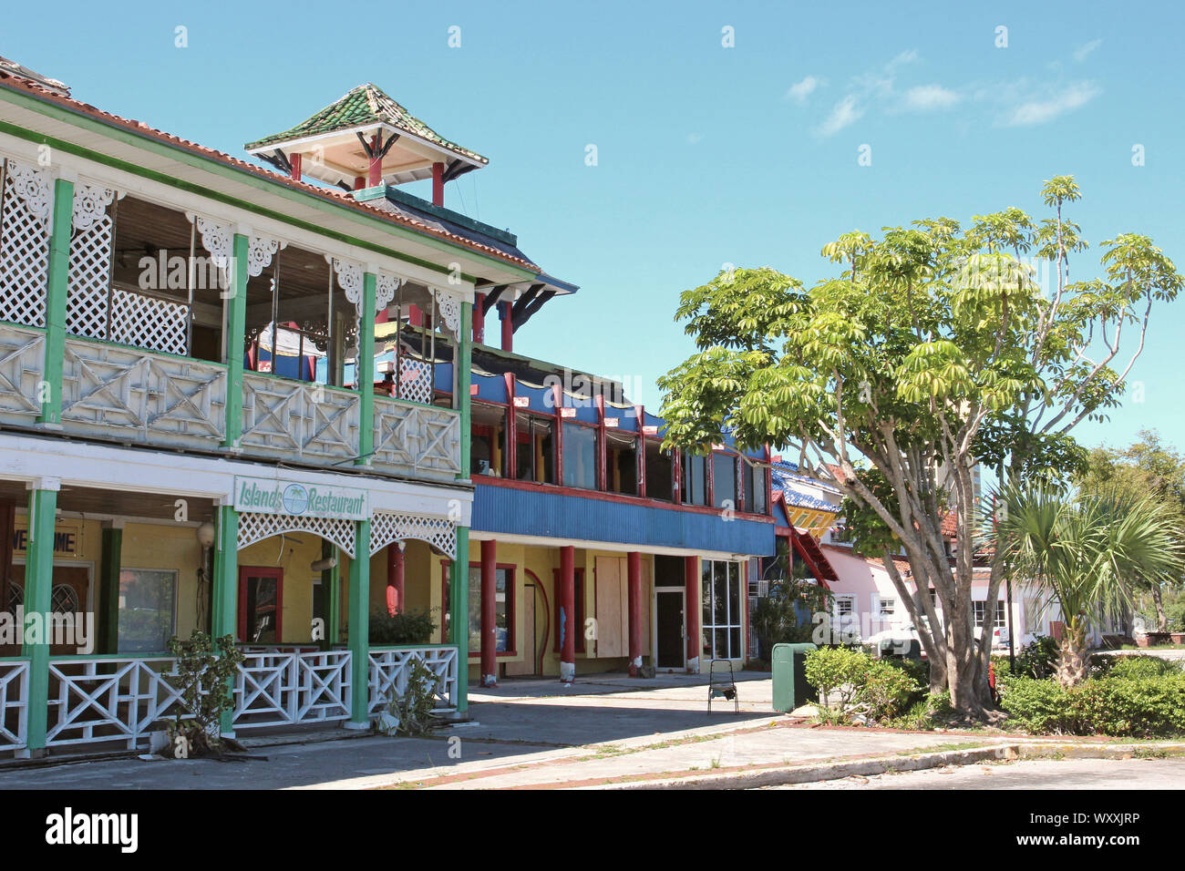 Die internationale Basar, Freeport, Grand Bahama Island. Vieles davon ist aus Holz und bereits in früheren Hurrikane im Dorian beschädigt. Verfallene Stockfoto