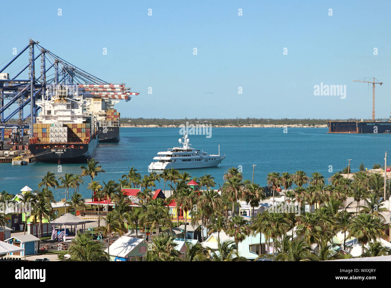 Der Hafen von Freeport, Grand Bahama Island. Ein Terminal für Kreuzfahrtschiffe sowie ein Container Hafen und Werft. April 2018. Stockfoto