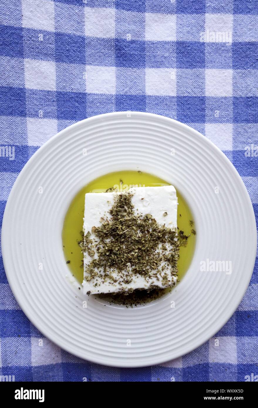 Klassische Gerichte der griechischen Küche. Feta Käse in Olivenöl mit Oregano bestreut Stockfoto