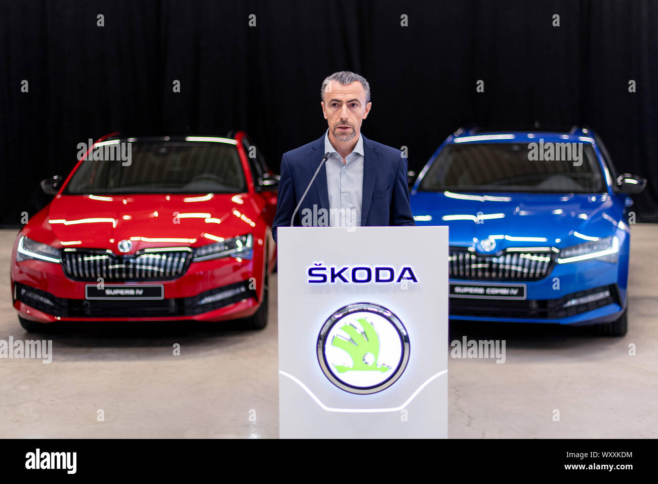 Kvasiny, Tschechische Republik. 18 Sep, 2019. Der tschechischen Automobilmarke Skoda Auto gestartet Produktion erste Plug-in-Hybrid Skoda Superb iV in Kvasiny, Tschechische Republik, 18. September 2019. Das Unternehmen investiert 12 Millionen Euro im Werk Kvasiny. Produktion Abteilungsleiter Marek Jancak spricht bei einer Pressekonferenz. Quelle: David Tanecek/CTK Photo/Alamy leben Nachrichten Stockfoto