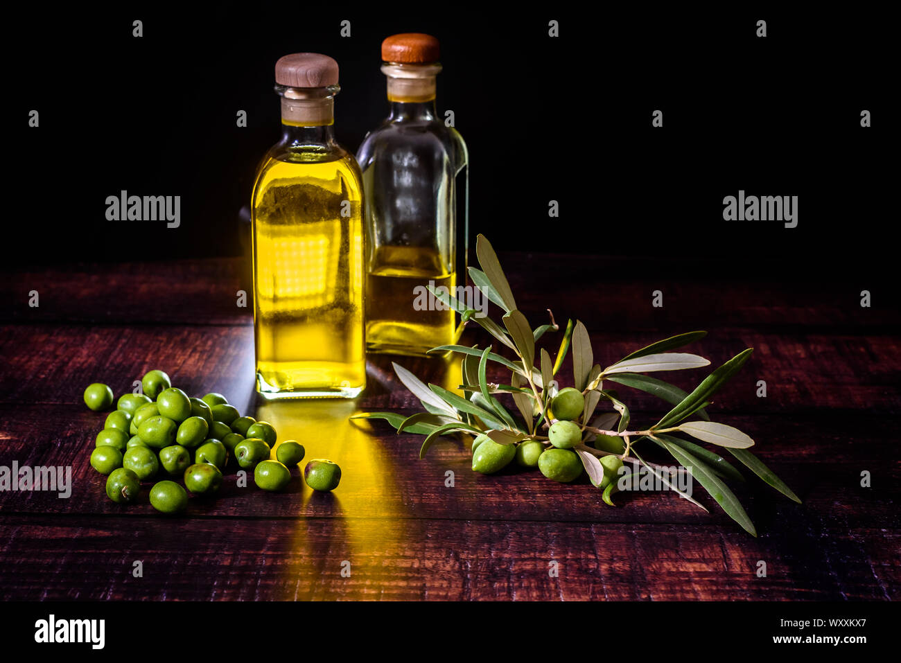 Der Verbrauch von Olivenöl in Mittelmeerländern wie Spanien, Italien oder Griechenland erklärt, gute Gesundheit, zusammen mit einem abwechslungsreichen und natürliche Ernährung. Stockfoto