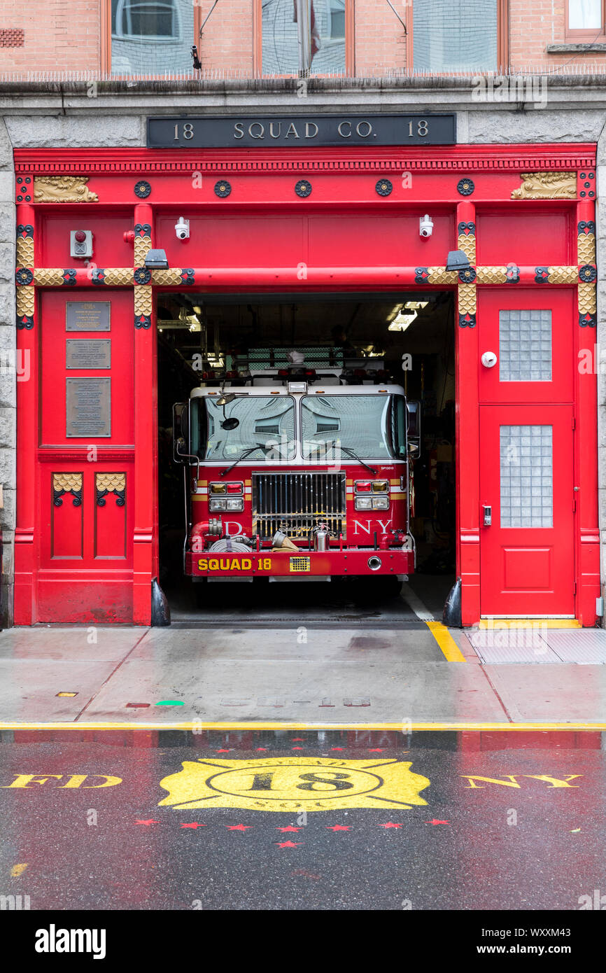FDNY - Feuerwehr der Stadt New York-Squad Unternehmen 18 Fire Engine Truck im Depot an der West 10th Street in New York City West Village, USA Stockfoto