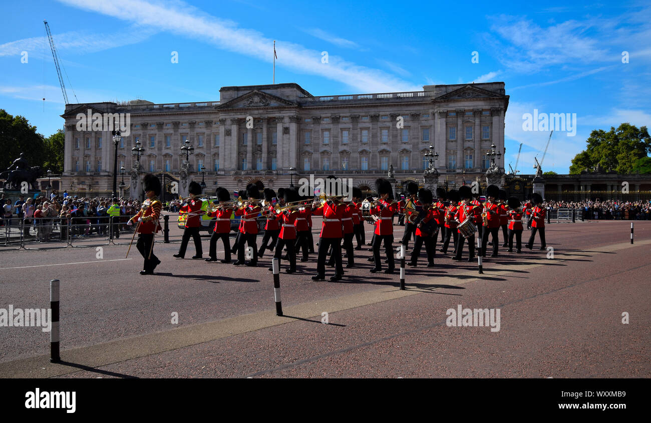 Band der Irischen Wachen vorbei marschierenden Buckingham Palace Stockfoto